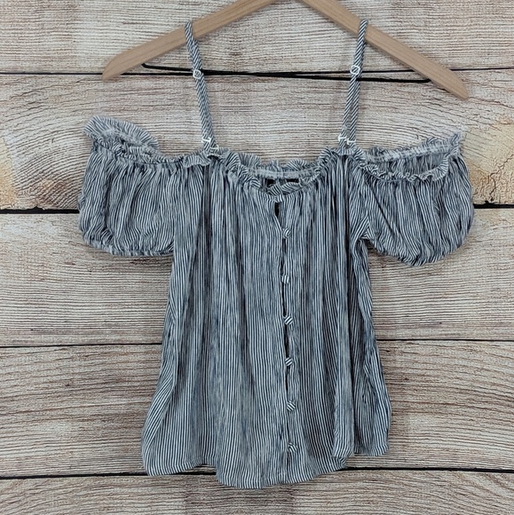 American Eagle Outfitters Tops - AEO off shoulder button front crop top